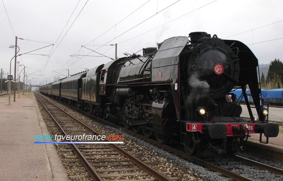 La locomotive 141 R 1126 en gare de Carnoules lors d'un voyage spécial entre Marseille et Cannes
