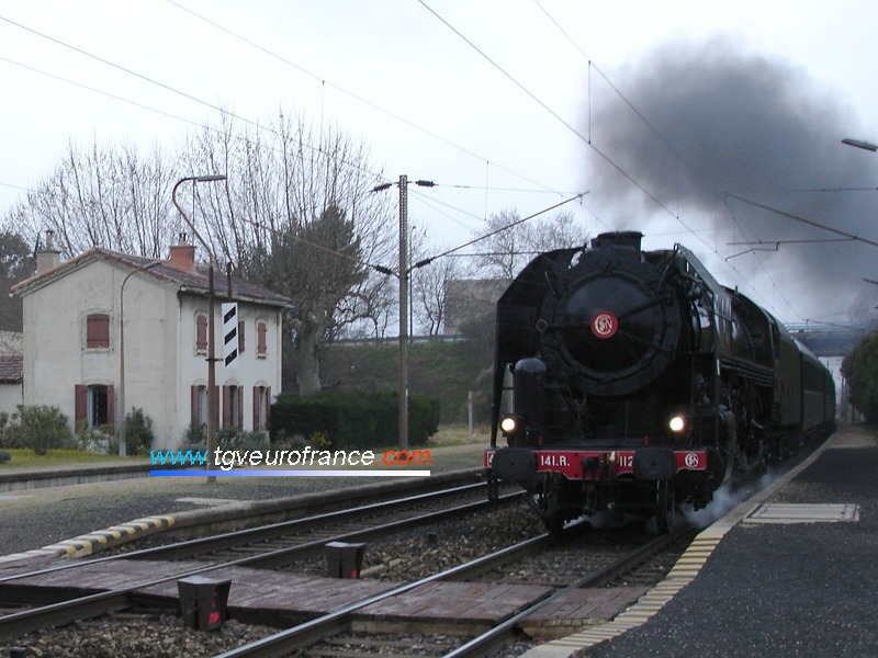 Une locomotive 141 R 'Mikado' traverse la gare de La Penne-sur-Huveaune (Bouches-du-Rhône)