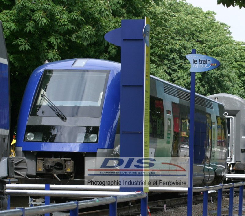 An ATER railcar of the Picardie Region alongside the Champs-Elysées Avenue in Paris