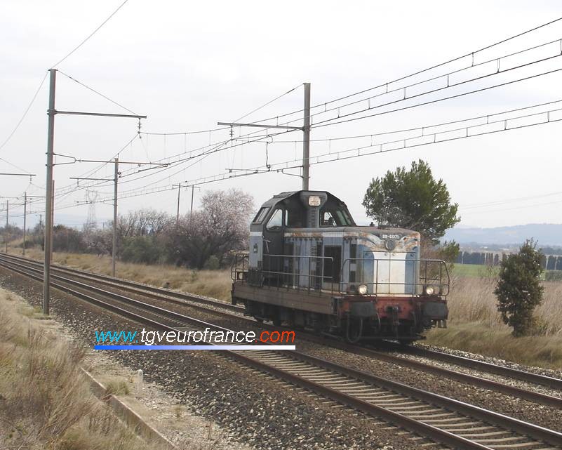 Une locomotive thermique BB66000 monocabine de l'activité Infrastructure se dirige HLP vers la gare de Saint-Chamas