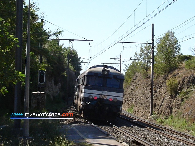 Une BB67200 SNCF (la BB 67215 d'Avignon) remorquée par une BB67400 (la BB 67484 de Marseille)