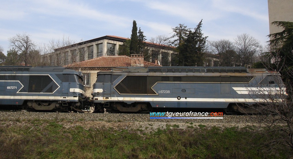 Deux locomotives thermiques BB67200 en UM près de la gare d'Aix-en-Provence