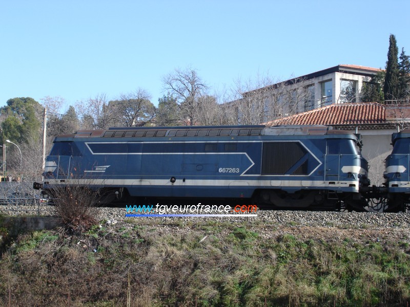 Une locomotive BB 67200 de l'activité Infrastructure (la BB 67263 de Nevers) près d'Aix-en-Provence