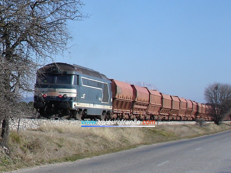 La locomotive BB67263 près d'Aix-en-Provence avec la Montagne Sainte-Victoire en arrière-plan