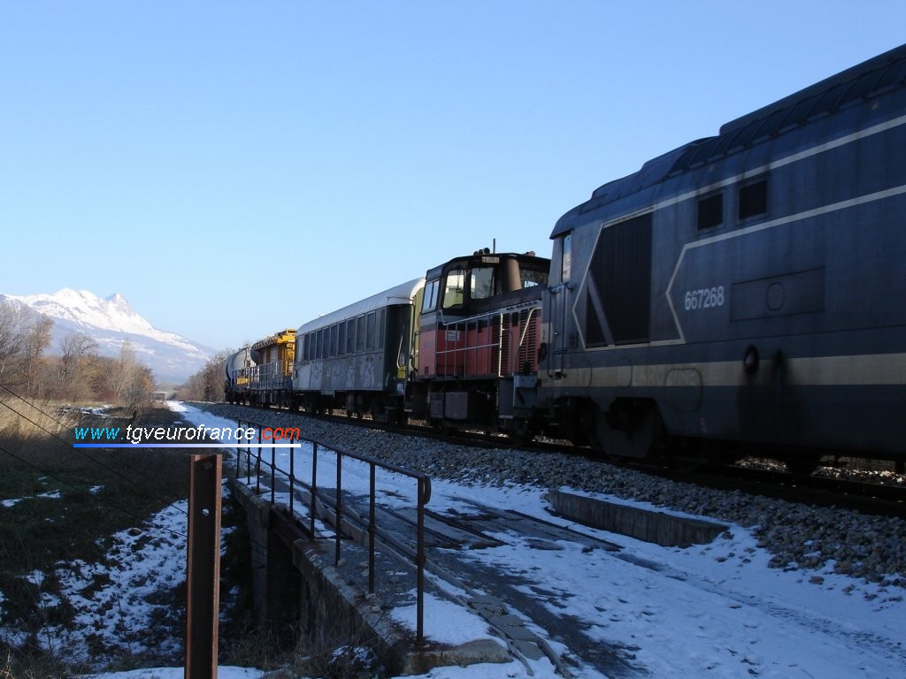 Une locomotive BB 67200 remorque un train de travaux et de mesures