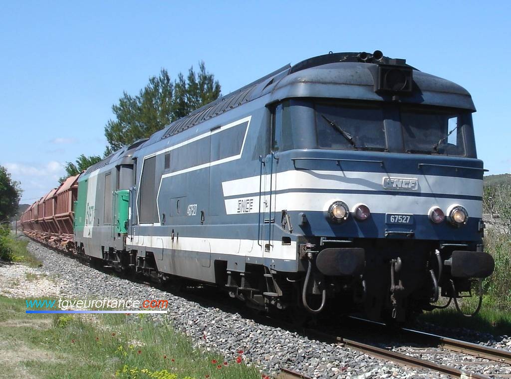 Two BB 67400 locomotives hauling a bauxite train