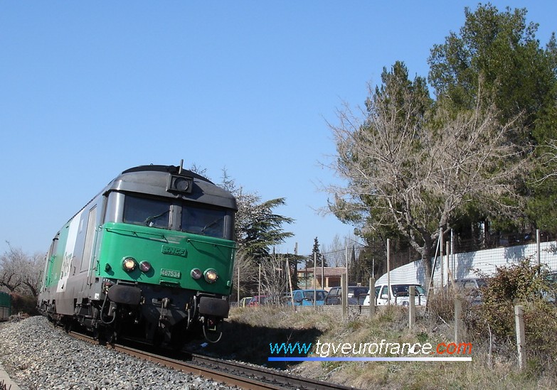 La BB 67534 du dépôt de Nevers en tête d'un train de bauxite sur la ligne Aix-en-Provence - Gardanne