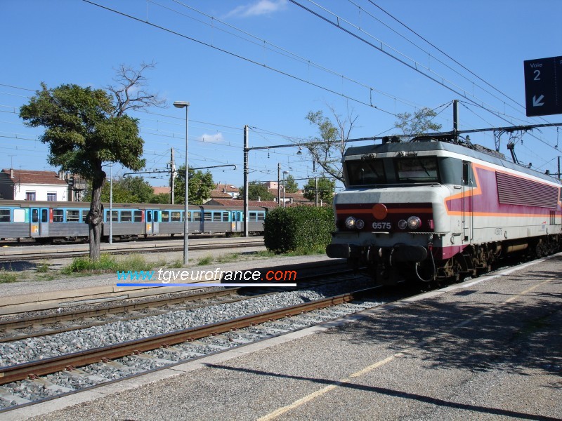 Une locomotive CC 6500 Alsthom (la CC 6575) en gare de Miramas