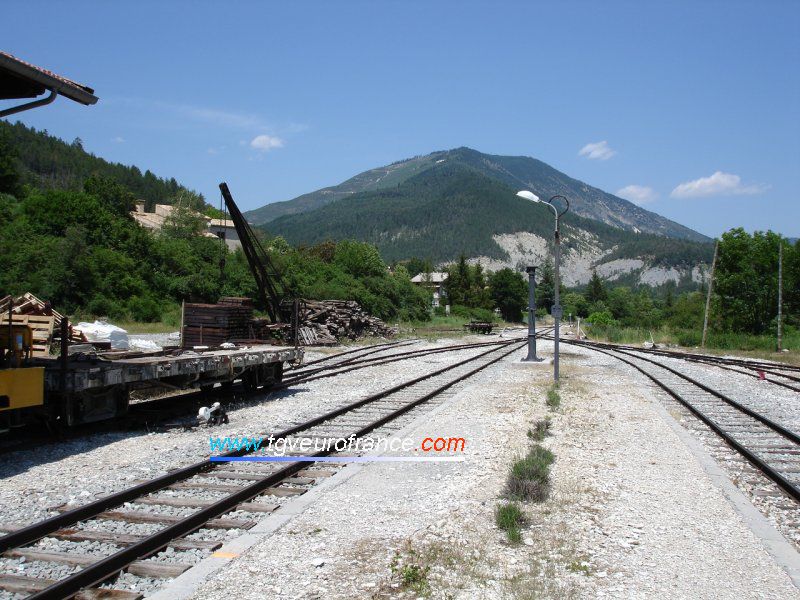 Le quai de la gare du Train des Pignes à Saint-André-les-Alpes (Direction Nice)