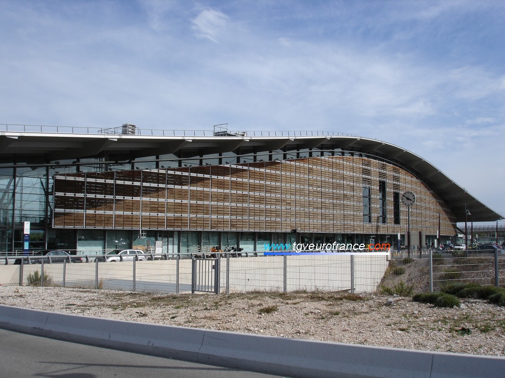 La façade imposante de la gare d'Aix-en-Provence TGV