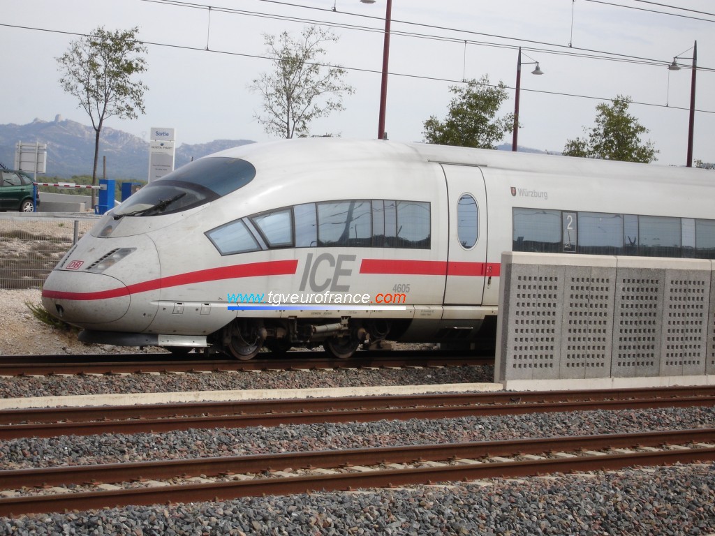La rame ICE 3 4605 attend le signal de départ vers Valence TGV