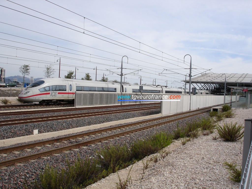 La rame ICE 3 fait une halte en gare d'Aix-en-Provence TGV