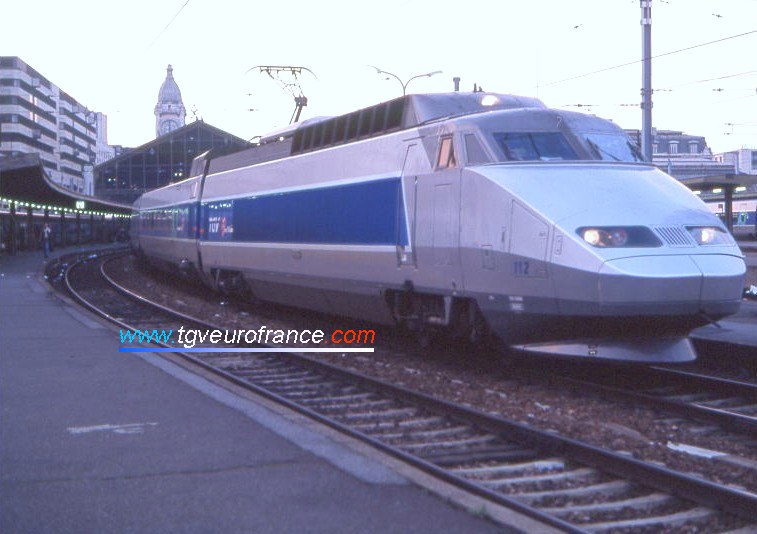 Une rame TGV Sud-Est tricourant à Paris-Gare de Lyon