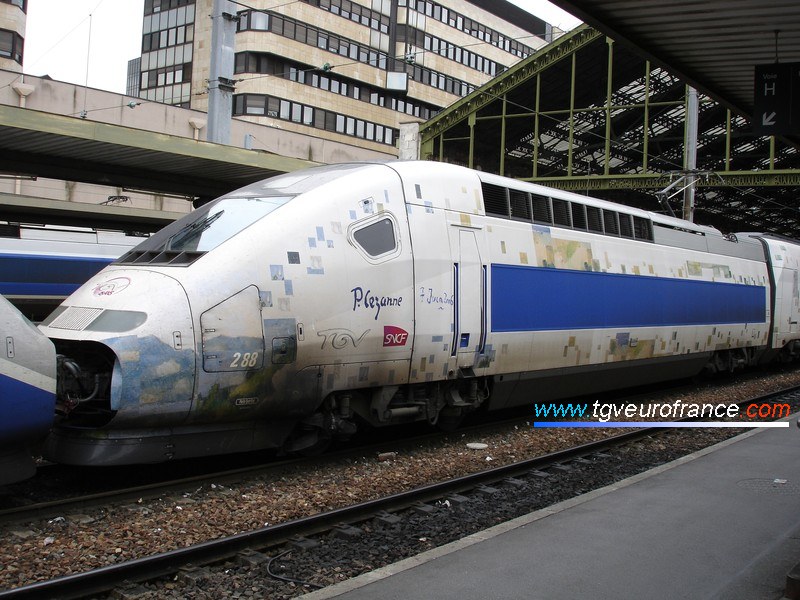 La rame TGV Duplex 288 dans sa livrée 'Cézanne' à Paris-Gare de Lyon