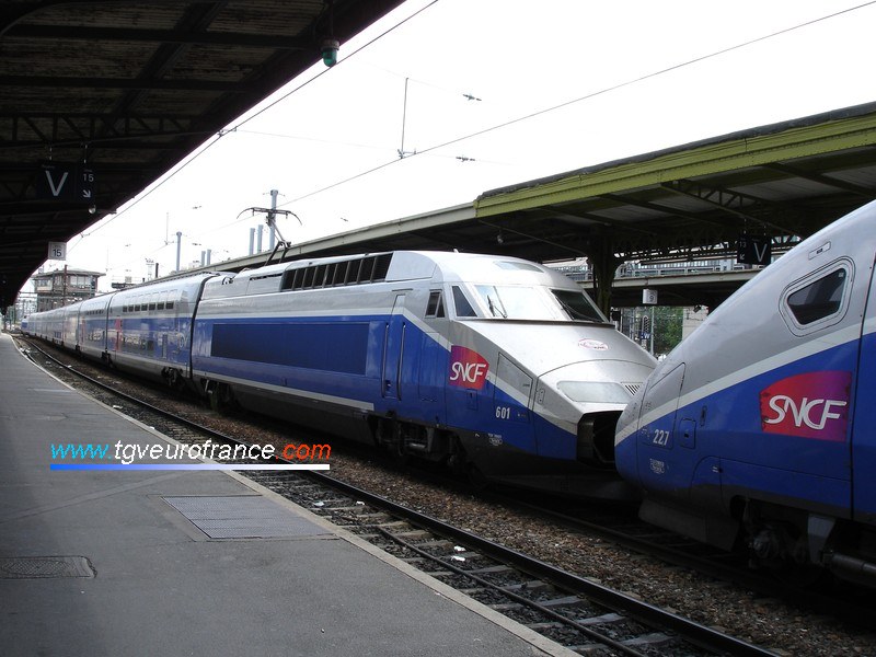 El primer TGV Réseau-Duplex 601 en la estación de Paris-Gare de Lyon
