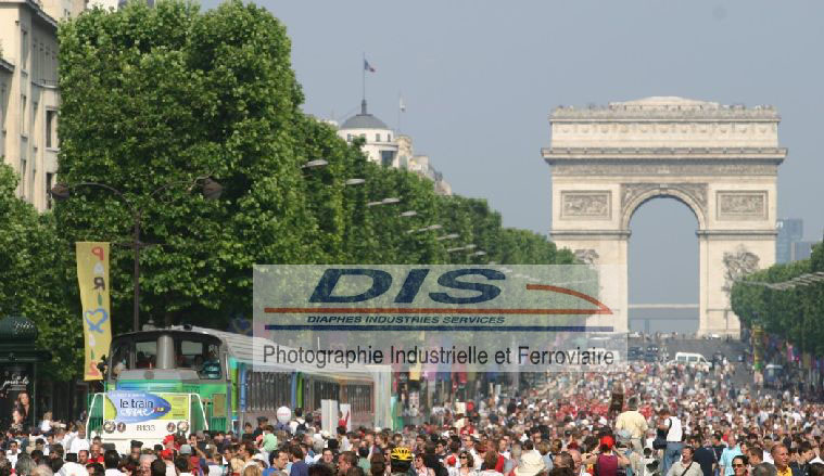 Le convoi Téoz sur les Champs-Elysées