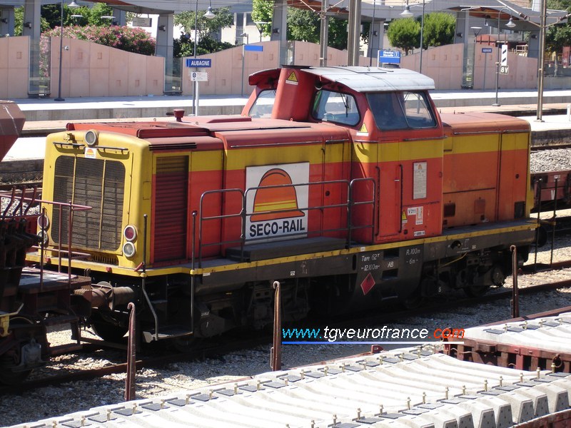 Une locomotive Diesel V 211 SECO-RAIL accompagnant des wagons de transport de ballast pour une opération RVB près de Marseille