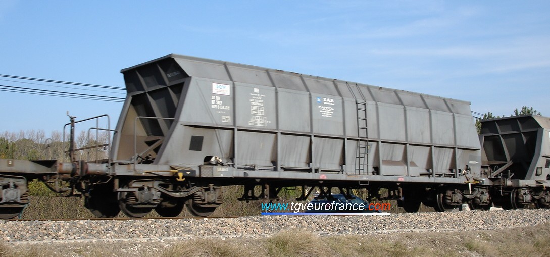 Un wagon à deux trémies à déchargement axial non contrôlé pour le transport de houille
