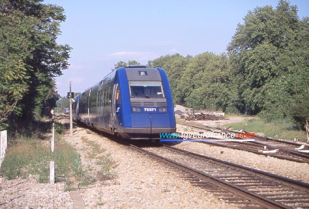 Une UM de 2 XTER bicaisses (dont le X72571 - X72572) du dépôt de Marseille-Blancarde arrive en gare de Meyrargues dans les Bouches-du-Rhône