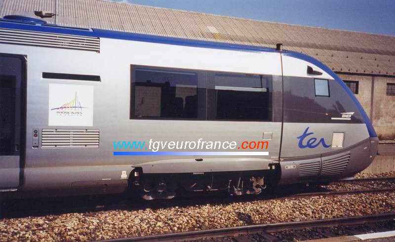 L'autorail ATER X 73622 du dépôt de Lyon-Vaise portant le logo de la Région Rhône-Alpes