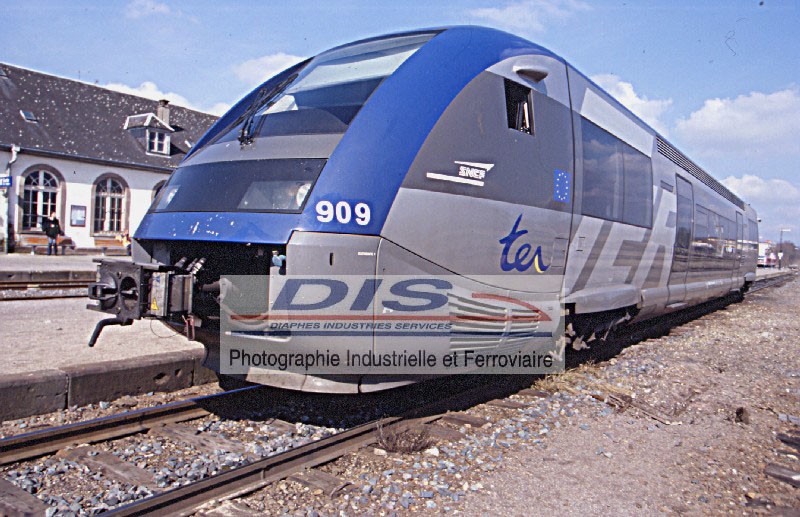 The X 73909 railcar in Lauterbourg