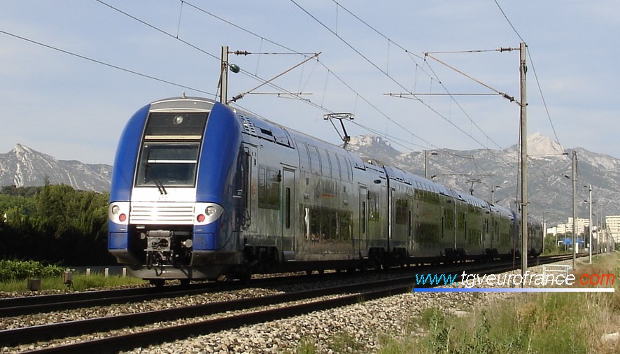 A TER 2N NG 4-car trainset in Provence coupled with a TER 2N railcar heading for the Aubagne station