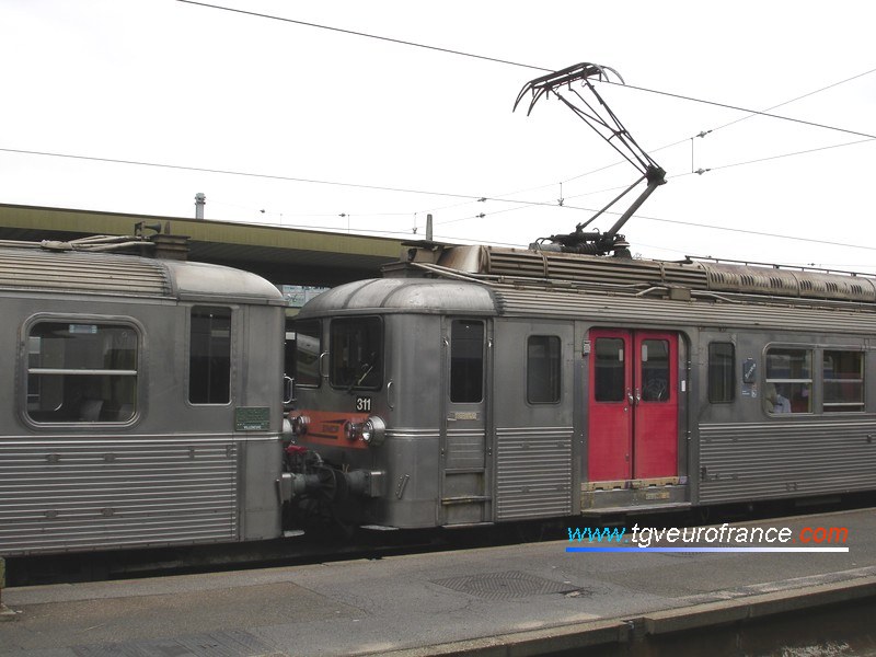 The Z 5302 and Z 5311 electric multiple units (two Z 5300 trains made of stainless steel)