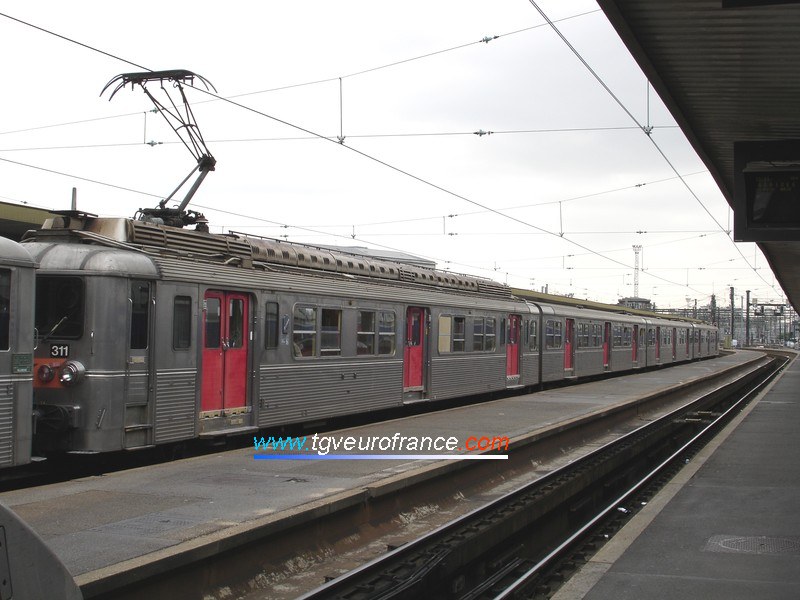 Another Z 5300 trainset (the Z 5311 from Villeneuve) in the Paris - Gare de Lyon station