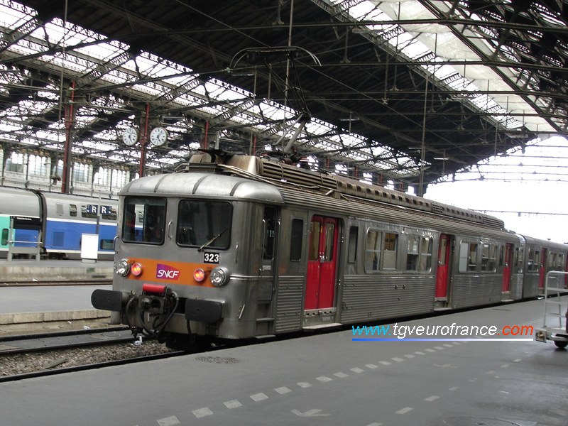 Une automotrice Z5300 du dépôt de Villeneuve quitte la Gare de Lyon à Paris