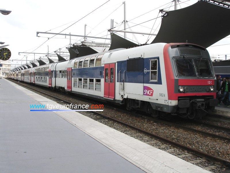 L'automotrice électrique Z 5624 arrive à Paris - Gare de Lyon sur la voie 21